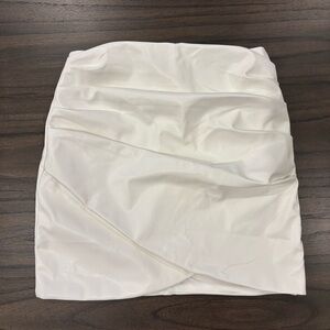 NWOT Francesca’s white faux leather ruched / pleated wrap mini skirt (size M)